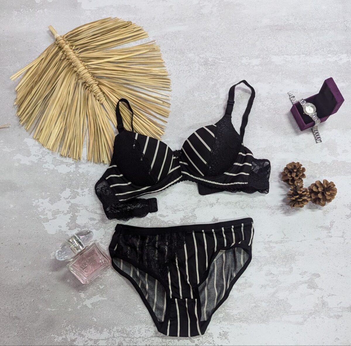 IMG_20240730_080344_635 ست شورت و سوتین اسفنجی مشکی راه راه 104689 - تصویر 1